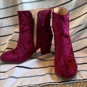 Crushed velvet boots